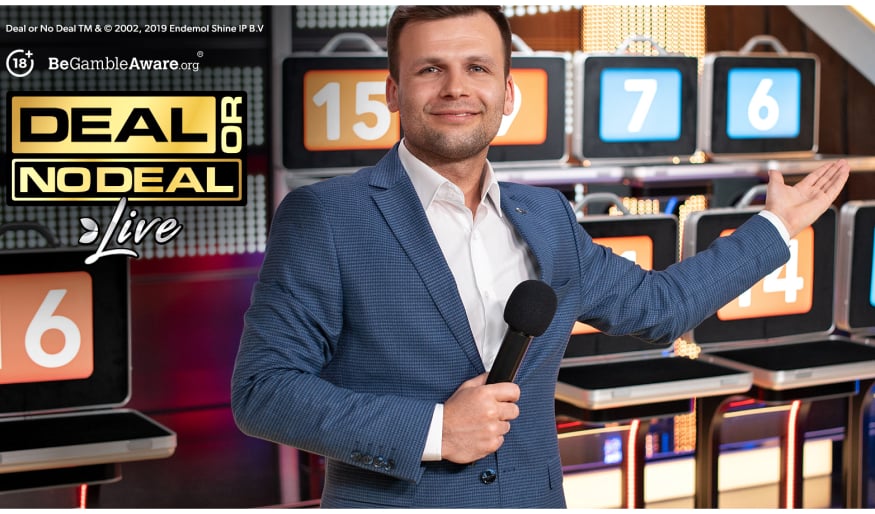 Live Dealer und die Koffer in der Live Game Show Deal or No Deal im Casino online.