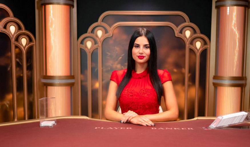 Croupière teilt die Karten bei Lightning Baccarat im Live Casino aus.